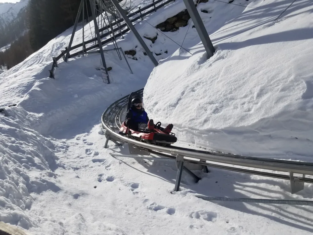 Leere Schienenstrecke des Alpine Coasters im Schnee.